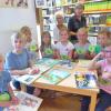 Die Vorschulkinder (von links) Mathilde, Felix, Sebastian, Luisa, Lotte, Katharina, Jakob und Luisa haben in der Gelchsheimer Bücherei den "bifit" erworben. Frieda Berger (links) und  Hildegard Deppisch haben die Kinder unterstützt.