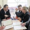 Zehn Jahre Partnerschaft: Frammersbachs Bürgermeister Peter Franz und sein Nadascher Amtskollege, Ferenc Wekler, beim Unterzeichnen der Urkunde.