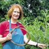 Gärtnertradition: Gertrud Leumer hält eine Süßholzwurzel, wie sie auch auf historischen Bamberger Stadtplänen zu sehen ist.