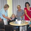 Gepflegter Kaffeeklatsch: Bewohner und Gäste fühlen sich wohl beim Kaffeenachmittag, den ehrenamtliche Helferinnen am Sonntag- und Mittwochnachmittag im Seniorenhaus Kramerswiesen anbieten. Auf unserem Foto genießen sitzend Paula Bier (links) und Elly Schmitt (rechts) die Begegnung mit den Helferinnen (von links) Rita Müller, Gertrud Nöth, Ilse Erhard und Mitarbeiterin Margit Schmitt.