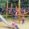 (ric)   Es gibt keine schlechte Kletterzeit, es gibt nur schlechte Kleidung. Bei der Eröffnung des Kletterwalds am Spielplatz Schönleinstraße im Ringpark ließen sich die Kinder des benachbarten Elisabethenheim vom Platzregen nicht abschrecken. Die Robinienstämme waren schnell getrocknet und schon hingen die Kleinen in den Seilen. Kommunalreferent Wolfgang Kleiner und Gartenamtsleiter Dieter Müller bestaunten zusammen mit Sigrun Vescovi von der ARGE Familie den ersten Härtetest für die rund 19 000 Euro teure Anlage. Die Arbeitsgemeinschaft, die mit der Stadt Spielpunkt um Spielpunkt verwirklicht, unterstützte das Projekt finanziell. Knapp 10 000 Euro kommen aus dem städtischen Etat. Hier, unweit des „Pleicher Sees“, ersetzten die Mitarbeiter des Gartenamts ein Klettergerüst, das über 30 Jahre Wind, Wetter und Kinderschuhen ausgesetzt war. Die neue burgähnliche Anlage lädt zum Klettern, Rutschen und Balancieren ein. Wer das Gleichgewicht verliert, fällt weich auf Holzschnipsel.