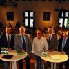 (jogi)   Zwei Monate vor der bayerischen Landtagswahl hatte die Main-Post-Redaktion Main-Spessart am Donnerstag zum „Kandidaten-Check“ ins Historische Rathaus in Karlstadt eingeladen. Mit dabei waren die Kandidaten der im Landtag vertretenen Parteien: MdL Günther Felbinger aus Langenprozelten (Freie Wähler), Gerhard Kraft aus Laudenbach (Die Grünen), MdL Harald Schneider aus Karlstadt (SPD), Thorsten Schwab aus Hafenlohr (CSU) und Robert Würll-Hörning aus Birkenfeld (FDP). Sie sprachen mit den Main-Post-Redakteuren Andreas Brachs und Karlheinz Haase vor allem über die Herausforderungen für den ländlichen Raum – und darüber, was die Politik für dessen Stärkung tun kann. Im Anschluss daran hatten die rund 150 Zuhörer die Möglichkeit, den fünf Kandidaten ihre drängendsten Fragen zu stellen. Im Bild: (von links) Karlheinz Haase (Redaktion Karlstadt), Günther Felbinger, Gerhard Kraft, Robert Würll-Hörning, Harald Schneider, Thorsten Schwab und Andreas Brachs (Redaktionsleiter Main-Spessart, Marktheidenfeld). Einen ausführlichen Bericht lesen Sie in unserer morgigen Ausgabe.