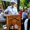 Mit dem Leierkasten unterwegs: Wenn die Musik Pause hatte, gab es Lieder von der Drehorgel, präsentiert von Wolfgang Bode.