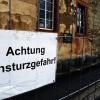 Gesperrt: Weil die ehemalige Synagoge in Laudenbach als einsturzgefährdet gilt, wurden am Gebäude Absperrgitter aufgestellt.