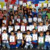 „Wir können lesen“: Stolz zeigen die Kinder der Bären- und Drachenklasse der Mönchbergschule ihre „Lesefitness-Training“-Urkunde.