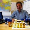 Schulterschluss: Michael Lendl, Geschäftsführer der Tecosol GmbH in Ochsenfurt, mit Rohstoffen für die Biodieselherstellung.