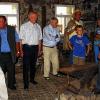 Im Schmiedemuseum Kirchlauter: Heinz Stretz (rechts) bei der Führung für den Bürgermeister-Freundeskreis und beim Schmieden am Amboss.