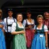 (ag)   Im romantischen Ambiente des Stadtteils Zürch mit seiner Kirche St. Salvator feierte die „Zürcher Gemee“ am Samstag ihr Weinfest. Der Wein aus der Obereisenheimer Höll war gut, die Kleingruppe „Pfannenflicker“ aus Wasserlosen spielte angenehm unaufdringlich und die ehrenamtlichen Mitglieder des Bürgervereins sorgten mit zünftiger Tracht und herzhafter Brotzeit für die typisch urige Atmosphäre. Zum Abschluss des Festes spielten die „Pfannenflicker“ stimmungsvolle Lieder in der Kirche und ließen den Abend mit den zahlreichen Besuchern ausklingen. Mehr Bilder unter http://schweinfurt.mainpost.de.