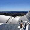 (ps)   Auf Einladung der Betreibergesellschaft des Remlinger Windparks, der Mainova Windpark Remlingen GmbH & Co. KG, konnten die Mitglieder des Gemeinderates ein Windrad „befahren“ und die Aussicht genießen. Acht Minuten dauerte die Liftfahrt nach oben. Die sechs Windräder im Remlinger Gemeindewald vom Typ Nordex N 117 haben insgesamt eine Jahresleistung von 35 Millionen Kilowattstunden und versorgen rund 14 000 Haushalte mit Energie. Ein paar technische Daten: Die Nabenhöhe misst stolze 140 Meter, die Rotoren haben einen Durchmesser von 116,8 Metern. Das Gewicht je Anlage beträgt etwa 840 Tonnen, die massiven Fundamente kommen auf 1400 Tonnen.  Das Bild zeigt die Aussicht gegen Süden auf die Gemeinde Remlingen. Im Hintergrund grüßen die  Windräder aus Helmstadt.
