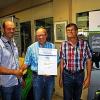 (hof)   Ein nicht alltägliches Betriebsjubiläum hat Alfred Reuß (Mitte) gefeiert: Der Landmaschinenmechaniker arbeitet seit 50 Jahren bei der Bergrheinfelder Firma Amrhein. 1963 hatte er dort auch seine Ausbildung begonnen. Während seiner Zeit bei Amrhein hat Reuß fünf Werkstattmeister und drei Generationen der Inhaberfamilie erlebt: Angestellt vom Großvater, gearbeitet bei dessen Söhnen und nun das Jubiläum unter Günter Amrhein (rechts), dem jetzigen Geschäftsinhaber. Dieser dankte dem Jubilar für dessen langjährigem Einsatz und sprach von einer beachtlichen Leistung, die heute nicht mehr selbstverständlich sei. „Mir hat die Arbeit immer Spaß gemacht“, sagte Reuß, der noch elf Monate bis zum Ruhestand vor sich hat. Dann kann er sich verstärkt seinem Hobby, dem Mundharmonika spielen, widmen. Es gratulierte auch Werkstattleiter Stefan Eichhorn.