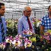 Im Reich der Orchideen aus Franken: Gärtnermeister Udo Gernert (rechts) präsentiert dem unterfränkischen Regierungspräsidenten Paul Beinhofer (Mitte) und Schweinfurts Landrat Florian Töpper (links) die in der Großgärtnerei in Oberspiesheim aufgezogenen Orchideen. Modernste Gewächshaustechnik und die Abwärme von der gleich nebenan betriebenen Biogasanlage in Oberspiesheim machen den wirtschaftlichen Anbau möglich. Sonst kommen die Orchideen meist aus Holland,wo die Energiepreise deutlich niedriger sind.
