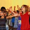 (rv)   Zu einem Mitsingkonzert haben die Kinder der Klasse 2b der Grundschule Grettstadt, unter Regie ihrer Lehrerin Dagmar Richter, Eltern, Großeltern und den örtlichen Seniorenkreis eingeladen. Zusammen mit den Grettschter Senioren hatten die Kinder schon 2012 in der Dorfmitte unter der Linde gesungen. Dieses Jahr beteiligte sich die Klasse zusammen mit den Senioren am „Aktionstag Musik in Bayern“, der unter der Schirmherrschaft der bayerischen Staatsregierung steht und dem „ZusammenSingen“ und gemeinsamen Musizieren gewidmet ist. Eine Stunde den Alltag vergessen und eintauchen in Klang und Freude, versprach Lehrerin und Musikpädagogin Dagmar Richter. Mitsingen oder auch nur Zuhören – und einfach dabei sein. „An unserer Grundschule ist gemeinsames Singen ein grundlegender Baustein im Alltag“, fügt Schulleiter Andreas Sauer an. Jeder Schulmorgen beginne mit einem gemeinsamen Lied. Beim gemeinsamen Singen und Musizieren von Kuckucks- und Volksliedgut, einem Abendlied, dem Lied der Regenbogenfarben oder dem Gummibärlied sprang die Freude und Lust der Kinder an der Musik über.