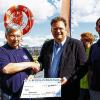 (la)   Im Rahmen der Siegerehrung beim 5. Rotarian Rowdy River Raft Race – dem Schlauchbootrennen mit 91 Teams und 1000 aktiven Teilnehmern am Sonntag an der Gutermannpromenade – übergab der Veranstalter, der Rotary Club Schweinfurt-Peterstirn, eine Spende von 2000 Euro an die Gesellschaft zur Förderung beruflicher und sozialer Integration (gfi). Mit dem Geld werden straffällig gewordene Jugendliche bei der Resozialisierung und Perspektiventwicklung unterstützt. Den FAG-Schul-Cup hatte am Nachmittag das Team des Celtis-Gymnasiums vor den Schülern des THW und den Ball Bearings gewonnen. Der Sonderpreis für den originellsten Mannschaftsauftritt ging an die Gruppe „Galeere“. Bei den Damen siegte das Team „Wildwasseramazonen“, in der offenen Klasse das Team „ixmal“. Unser Bild von links:  Oberbürgermeister Sebastian Remelé (Schirmherr), der Präsident des Roary Club Schweinfurt-Peterstirn Franz-Josef Weingart, Thorsten Ukena (gfi) und Bernd Meidel, Organisator des Rennens.