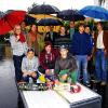 Reichlich „Schirmherren“: Die Skater um Tobias Steinkampf, Timo Lieb und Marcel Treutlein (vorne, von links) präsentieren ihre Skateboards auf der neuen Sprungschanze. Stellvertretend für die sponsernden Firmen waren dabei (hinten, von links) Roswitha Stolzenberg (Brauerei Bender), Guido Eckert (Reisebüro Schraud), Matthias Krenig (Sparkasse Mainfranken) und Christian Heurung (VR-Bank Schweinfurt eG) sowie Bürgermeisterin Linda Plappert-Metz (Zweite von links) und Jugendpfleger Rainer Lorasch (rechts).
