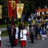 (lsw)   Mehrere hundert Menschen haben am Montag auf der Bodensee-Insel Reichenau die traditionelle Heilig-Blut-Prozession begleitet. Bei dem Festumzug wird eine Reliquie – ein byzantinisches Abtskreuz aus vergoldetem Silber – über die Insel im Bodensee getragen, wie die Gemeinde mitteilte. Sie soll laut Überlieferung unter anderem Splitter vom Kreuz Christi enthalten. Begleitet wird die Prozession von der historischen Bürgerwehr und der Trachtengruppe. Das Heilig-Blut-Fest werde auf der Insel, die mit dem Kloster Reichenau 2001 von der UNESCO zum Weltkulturerbe erklärt wurde, als höchster Feiertag angesehen, heißt es bei der Gemeinde. Es geht auf das Jahr 925 zurück, als der Abtei ein byzantinisches Abtskreuz geschenkt wurde. Heute lebt die Insel Reichenau, auf der mehr 3000 Menschen leben, vor allem vom Gemüseanbau und vom Tourismus. Sie liegt im westlichen Teil des Bodensees – zwischen Konstanz und Radolfzell und gilt als die größte Insel im Bodensee.