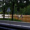 Gemünden verbarrikadiert: Vorsorglich sperrte der städtische Bauhof am Samstag die Bahnunterführung zur Mainlände gegen das Hochwasser mit mobilen Aluminiumbalken ab. „Monis Imbiss“ am Mainufer konnte die Wagenburg nicht komplett in Sicherheit bringen, bleibt aber möglicherweise um Zentimeter von Schäden verschont.