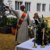 Mit Weihwasser: Diakon Johannes Hoffart segnete am Sonntag im Beisein vieler Besucher das Wohnstift der Ernst-Hohnerlein-Stiftung in Trennfeld.