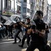 Mit Tränengas und Gummigeschossen: Türkische Polizisten bewegen sich auf den Taksim-Platz in Istanbul zu.