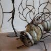"Das Insekt" heißt diese skurrile Kreation von Clemens Hegler. Sie besteht aus Flusssteinen und gebogenen Metallstäben.