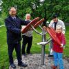 Generationen übergreifender Parcours: Wolfgang Geier, Hubert Schlick und Max Berthold (von links) vom Lions Club Würzburg sowie die achtjährige Antonia Katzenberger probierten den Schultertrainer aus.