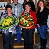(mm)   Im Rahmen der Jahreshauptversammlung des Winzer- und Weinbauvereins Retzbach wurden die Vorstandsmitglieder Waltraud Weisenberger und Maria Hagenauer für ihr über 20-jähriges Engagement geehrt. Weisenberger (links) führt das Amt der Kassierin aus. Hagenauer (rechts) kümmert sich als Kellerwirtin um Weinhaus und Winzerkeller. Den Blumengruß überreichten (hintere Reihe von links) Vorsitzender Burkard Heßdörfer, Weinprinzessin Anna Wohlfart und Festausschussvorsitzende Susanne Gehrig.