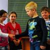 Rollenspiel: Johannes und Madlen vertragen sich. Valeska und Jannik haben vorher demonstriert, dass Lügen nichts bringt.