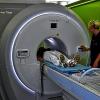 Modernste Technik: Gut eine Million Euro kostet dieser Magnetresonanztomograph der in den Praxisräumen der Main-Radiologie in der Klinik Kitzinger Land vorgestellt wurde. Für das Foto spielte Manuela Grunwald eine Patientin und ihre Kollegin Petra Limbrunner bediente das Display, beide sind Mitarbeiterinnen der Main-Radiologie.
