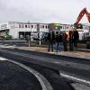 Restarbeiten: Gemeinsam machen sich die Verantwortlichen vor Ort ein Bild über die Fertigstellung an der Kürnacher Baustelle.