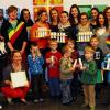 Spielerisch lernen: Die Schüler der Berufsfachschule für Ergotherapie unter der Leitung von Susanne Sartoris (hinten, Dritte von rechts) überreichen Therapiematerialien an die Kinder der St. Martin Schule in Kitzingen unter der Leitung von Schulleiter Norbert Zinnsmeister (hinten, Zweiter von rechts) und der Leiterin der Heilpädagogischen Tagesstätte Heike Schlee (vorne, Zweite von rechts).