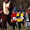Fang den Hasen: Mit viel Begeisterung folgten die Bambini dem Osterhasen (in Gestalt von Roland Leurer) auf ihrer kleinen Schleife durch das Hammelburger Sportgelände.