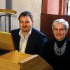 Organist und Tenorsolist Markus Heinrich und Sopransolistin Christine Kuttelwascher-Lieb an der neuen Steinfelder Orgel nach dem Konzert in der Pfarrkirche.