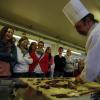 Süßes macht Laune: Die Seminare in der Sandberger Schokoladenmanufaktur sind eine vergnügliche Angelegenheit, auch für Inhaber Klaus-Peter Borst selbst, der einst die Hochzeitstorte für Lady Diana kreierte. Kuchen, Pralinen, Schokoladen und Spezialaufträge für Filmstudios oder Handyhersteller gehören heute zum Geschäft des Konditormeisters.