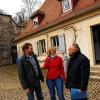Ein Abriss gäbe den Blick auf die Bastionsmauer frei: Armin Genser, Ursula Grosch und Referent Wolfgang Kleiner vor der Umweltstation am Zeller Tor.
