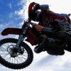 Sport mit Nebenwirkungen: Motocross ist laut und gegen diese Lärmbelästigung, die vom Gelände unter der Autobahnbrücke in Albertshofen ausgeht, gehen die Mainstockheimer auf die Barrikaden. Amand Anders–