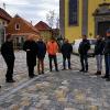 Ortstermin auf dem Bonifatiusplatz: Im Mittelpunkt standen dabei die zu tiefen und deshalb gefährlichen Regenrinnen.