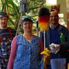 Putzaktion in der Stadtbücherei: Die prominente Putzkolonne rückte an mit (von links) Stadtrat Marius Saar, Rektorin Simone Albert und ihrem Stellvertreter an der Grundschule, Christoph Rupert-Schneider.