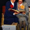 Schwelgen in Erinnerungen: Inge (Bettina Dünninger, links) und Rita (Angelika Scheidig).