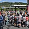 Rund 150 Bürger forderten am Montag Verbesserungen am Lohrer Bahnhof.