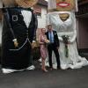 Das Rienecker Brautpaar Ulla Obert und Rene Illek mit überdimensionalen Strohpuppen vor ihrer Wohnung.
