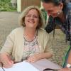 Claudia Möhres beim Signieren ihres Buches. Claudia Möhres beim Signieren ihres Buches.