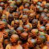 (afp)    In Indien feiern Hindus derzeit das Fest Kumbh Mela – zu deutsch „Fest des Kruges“. Es gilt als das größte religiöse Fest des Hinduismus. Am Zusammenfluss der Flüsse Ganges und Yamuna unterziehen sich die Gläubigen rituellen Waschungen. Für viele der hinduistischen Orden ist die Kumbha Mela zudem der Ort für Einweihungen und Aufnahme von Schülern.