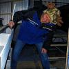 Nachgemessen: Es geht ihm nicht um die Größe der Bonbonkästen. TÜV-Prüfer Heinrich Memmel kontrolliert, ob die vorgeschriebene Geländerhöhe am Höchberger Elferratswagen der Faschingsgilde Helau Krakau eingehalten wird.