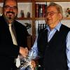 Glückwünsche: Stockheims Bürgermeister Martin Link gratulierte im Namen der Gemeinde Studienrat a. D. Erich Neugebauer zum 80. Geburtstag und überreichte einen Präsentkorb.