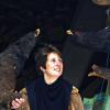Imposante Vögel: Alexandra Haimerl mit den beiden balzenden Auerhähnen, die künftig die Festscheune Volkers zieren.