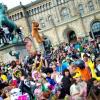 Bunt kostümierte Menschen tanzen an der Leibniz Universität in Hannover den "Harlem Shake". Foto: Julian Stratenschulte