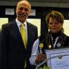 Ernennung zum Ehrenmitglied: Oberbürgermeister Kay Blankenburg gratuliert Rosamunde Muth.