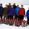 (me)Die Bewohner der Unterweißenbrunner Wohnstätte der Lebenshilfe Rhön-Grabfeld haben mit Rhön-Yeti André Schmitt einen tollen Wintertag verbracht. Da genügend Schnee lag lud Schmitt zu einer Schnupper-Schneeschuhtour rund um Unterweißenbrunn ein. „Das war für einige Bewohner ein besonders Erlebnis“, berichtete Wohnheimleiterin Annette Scheuring. „Alle waren begeistert und hatten Riesenspaß.“ Im Winter draußen unterwegs sein, ist für die Unterweißenbrunner  Lebenshilfler eine Selbstverständlichkeit. Winterwandern und Langlauf steht regelmäßig auf dem Programm. Dass sie nun auch mit Schneeschuhe unterwegs sind war neu. Von „Ach ist das herrlich.“, „Ich kann das auch!“ bis „Das gefällt mir gut!“ reichten die Aussagen. Auf Langlaufski fehle häufig das Gleichgewicht, aber mit Schneeschuhen fühlten sie sich sicher, berichtete Annette Scheuring. „Das Schneeschuhelaufen ist für uns eine Bereicherung. Das werden  wir gerne wiederholen.“