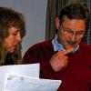 So viele Unterschriften: Elke Müller übergab am Dienstag die fehlende Liste der Richtfunk-Gegner aus Rupboden. Bürgermeister Friedrich staunte.