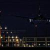 Auch nachts keine Ruhe: Ein Flugzeug landet auf der Nordwest-Landebahn des Flughafens in Frankfurt am Main.