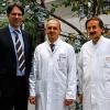 Foto: Der neue Chefarzt der Klinik für Gefäßchirurgie, Priv.-Doz. Dr. med. Dr. med. habil. Thomas Schmandra (Mitte), gemeinsam mit Jochen Bocklet, Geschäftsführer der Herz- und Gefäß-Klinik Bad Neustadt (links), und dem Ärztlichen Direktor der Herz- und Gefäß-Klinik, Prof. Dr. Rainer Schmitt (rechts).